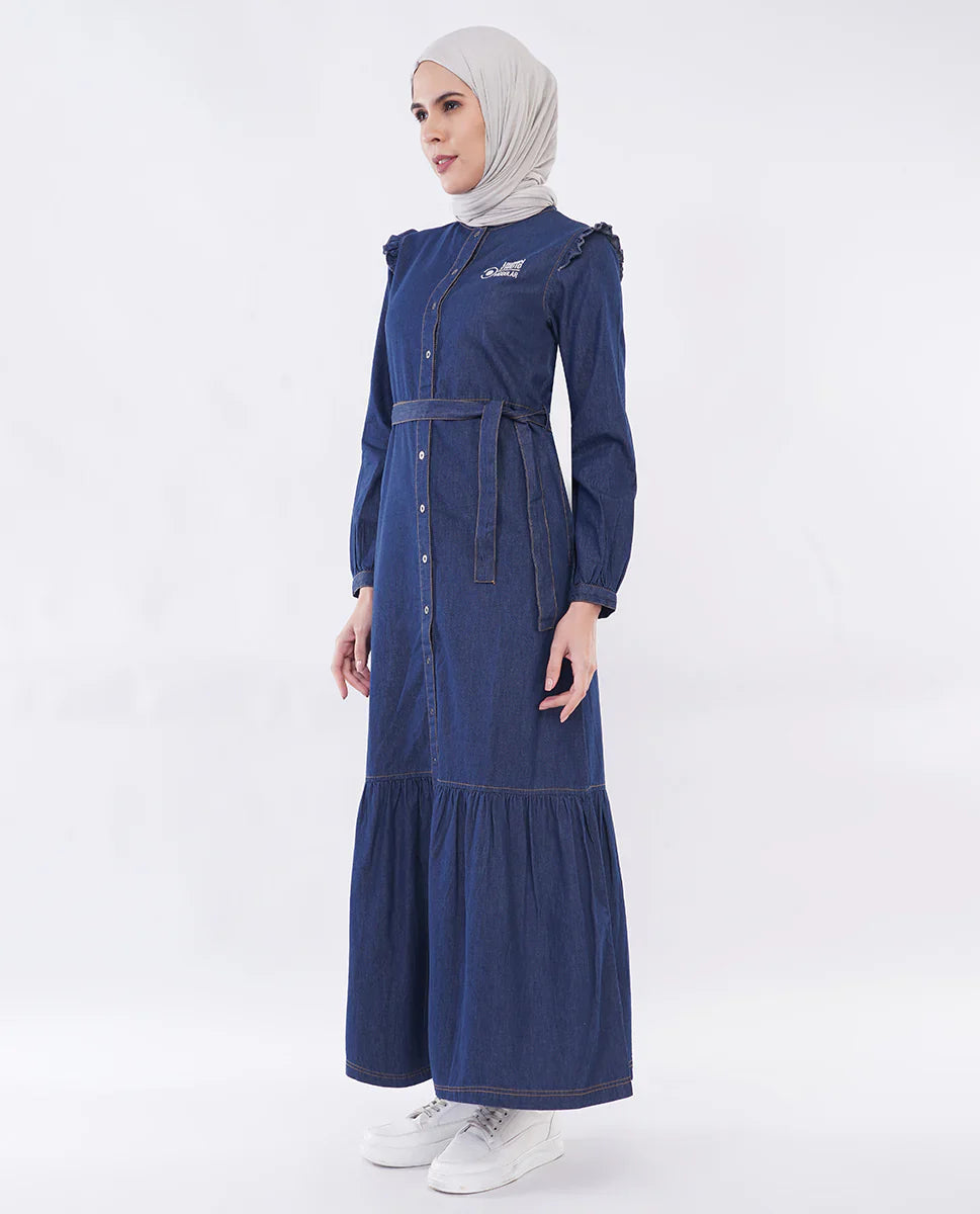 جلابية ماكسي من الدنيم الفاخر باللون الأزرق الثلجي مع كشكشة متدفقة