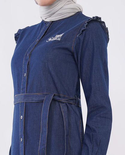 جلابية ماكسي من الدنيم الفاخر باللون الأزرق الثلجي مع كشكشة متدفقة