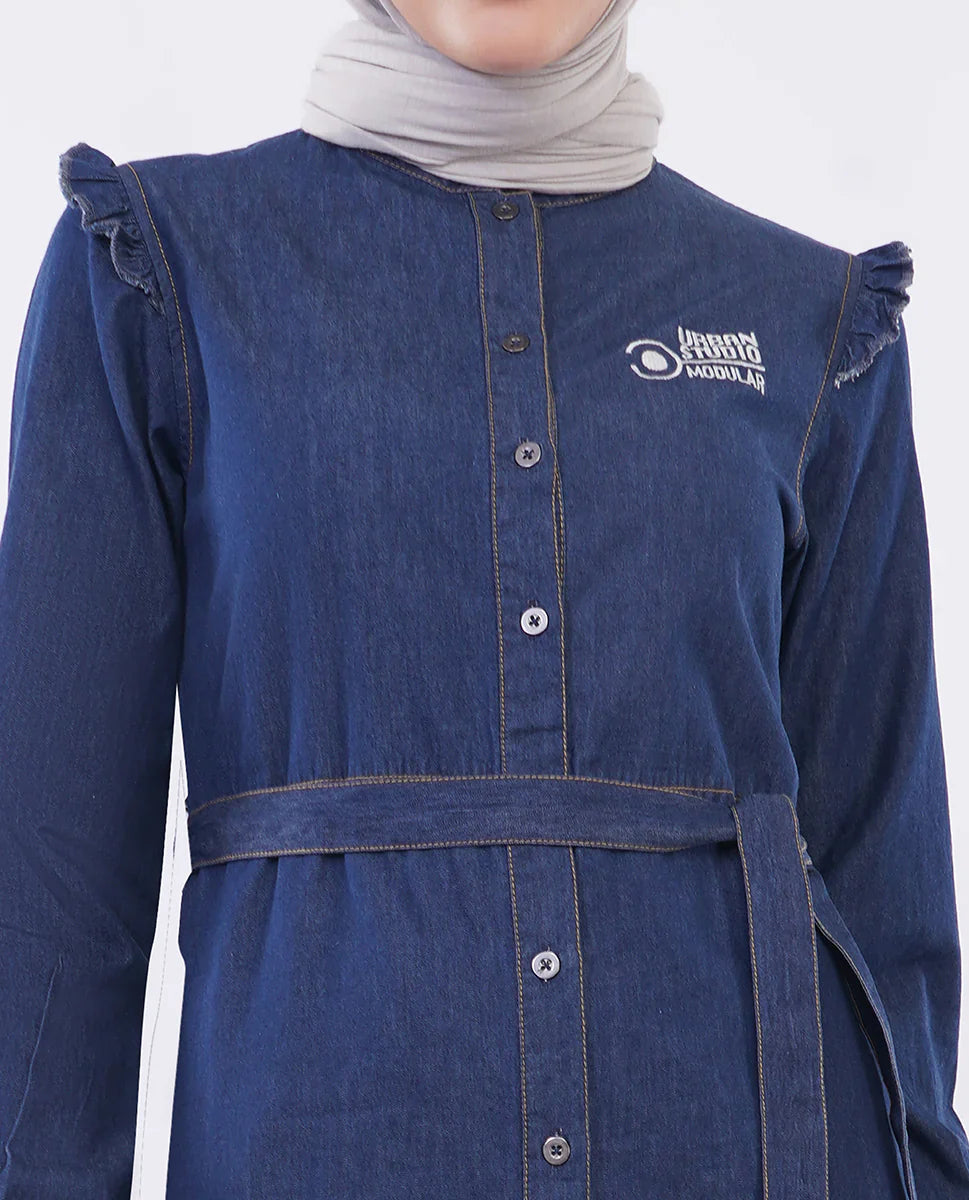 جلابية ماكسي من الدنيم الفاخر باللون الأزرق الثلجي مع كشكشة متدفقة